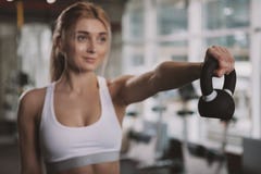 Pi?kna m?oda sprawno?ci fizycznej kobieta pracuj?ca przy gym out obraz royalty free Pi?kna m?oda sprawno?ci fizycznej kobieta pracuj?ca przy gym out obraz royalty free