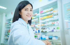 Pi?kna u?miechni?ta m?odej kobiety farmaceuta robi jego praca w aptece obrazy royalty free Pi?kna u?miechni?ta m?odej kobiety farmaceuta robi jego praca w aptece obrazy royalty free