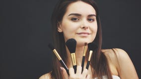 Pi?kno wzorcowa dziewczyna, makeup artysty mienie ustawiaj?cy uzupe?nia? mu?ni?cia i ono u?miecha si? Piękna brunetki młoda kobie zbiory wideo Pi?kno wzorcowa dziewczyna, makeup artysty mienie ustawiaj?cy uzupe?nia? mu?ni?cia i ono u?miecha si? Piękna brunetki młoda kobie zbiory wideo