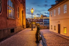 Piękny widok Praga kasztel przy zmierzchem od dziejowej ulicy z benzynowymi lampami nad rzecznym Vltava Fotografia Royalty Free Piękny widok Praga kasztel przy zmierzchem od dziejowej ulicy z benzynowymi lampami nad rzecznym Vltava Fotografia Royalty Free