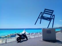 Piacevole/Francia - 25 luglio 2017: Il monumento di una sedia del metallo fotografia stock Piacevole/Francia - 25 luglio 2017: Il monumento di una sedia del metallo fotografia stock
