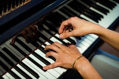 Pianisthanden op de achtergrond van de pianosleutels stock foto Pianisthanden op de achtergrond van de pianosleutels stock foto