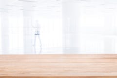 Piano d'appoggio e sfuocatura di marmo in bianco di spirito moderno vuoto dello spazio ufficio immagini stock libere da diritti Piano d'appoggio e sfuocatura di marmo in bianco di spirito moderno vuoto dello spazio ufficio immagini stock libere da diritti