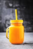 Piano-disposizione dei frullati variopinti in bottiglie con frutta tropicale e dei superfoods su fondo concreto immagini stock libere da diritti Piano-disposizione dei frullati variopinti in bottiglie con frutta tropicale e dei superfoods su fondo concreto immagini stock libere da diritti