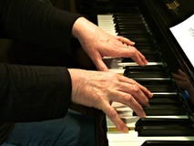 piano som leker den höga kvinnan Nära övre sidosikt av äldre händer och fingrar som spelar en sång royaltyfria bilder piano som leker den höga kvinnan Nära övre sidosikt av äldre händer och fingrar som spelar en sång royaltyfria bilder
