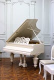 Piano viejo de lujo blanco en un cuarto con las paredes brillantes fotos de archivo libres de regalías Piano viejo de lujo blanco en un cuarto con las paredes brillantes fotos de archivo libres de regalías