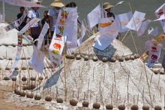 Piasek pagody budowali przy Mekong brzeg rzeki podczas Lao nowego roku Phi Mai świętowania w Luang Prabang, Laos Zdjęcie Stock Piasek pagody budowali przy Mekong brzeg rzeki podczas Lao nowego roku Phi Mai świętowania w Luang Prabang, Laos Zdjęcie Stock