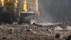 Piattaforma di produzione nella trincea a cielo aperto del carbone Luoghi di perforazione per gli esplosivi nella cava Movimento stock footage Piattaforma di produzione nella trincea a cielo aperto del carbone Luoghi di perforazione per gli esplosivi nella cava Movimento stock footage