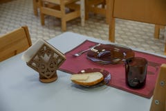 Piatti vuoti messi per la prima colazione nell'asilo Vista dell'interno di asilo mobilia immagine stock Piatti vuoti messi per la prima colazione nell'asilo Vista dell'interno di asilo mobilia immagine stock