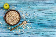 Piatto con i muesli su un fondo di legno Poliziotto sano della prima colazione immagine stock libera da diritti Piatto con i muesli su un fondo di legno Poliziotto sano della prima colazione immagine stock libera da diritti