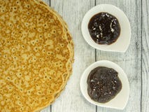 Piatto con i pancake e le ciotole con inceppamento immagini stock Piatto con i pancake e le ciotole con inceppamento immagini stock