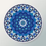 Piatto decorativo con l'ornamento rotondo nello stile etnico Mandala nei colori blu Modello orientale Illustrazione di vettore illustrazione di stock Piatto decorativo con l'ornamento rotondo nello stile etnico Mandala nei colori blu Modello orientale Illustrazione di vettore illustrazione di stock