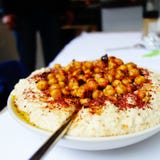 Piatto del hummus immagine stock libera da diritti Piatto del hummus immagine stock libera da diritti