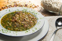 Piatto del nel de ZUPPA DI LEGUMI imagen de archivo Piatto del nel de ZUPPA DI LEGUMI imagen de archivo
