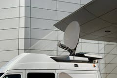Piatto del satelite mobile di media Immagini Stock Libere da Diritti Piatto del satelite mobile di media Immagini Stock Libere da Diritti