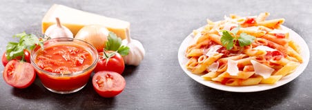 Piatto della pasta del penne con salsa al pomodoro e parmigiano immagini stock Piatto della pasta del penne con salsa al pomodoro e parmigiano immagini stock