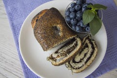 Piatto dello strudel e del mirtillo del papavero immagini stock Piatto dello strudel e del mirtillo del papavero immagini stock