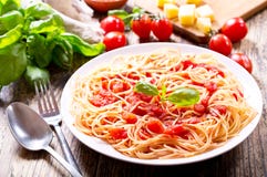 Piatto di pasta con salsa al pomodoro immagine stock libera da diritti Piatto di pasta con salsa al pomodoro immagine stock libera da diritti
