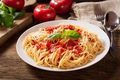 Piatto di pasta con salsa al pomodoro immagini stock Piatto di pasta con salsa al pomodoro immagini stock