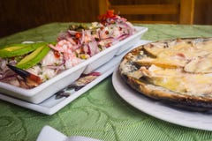 Piatto di pesce crudo di Tipical, ceviche Con le verdure, la cipolla, rosse e fotografia stock Piatto di pesce crudo di Tipical, ceviche Con le verdure, la cipolla, rosse e fotografia stock