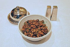 Piatto laterale del fungo sauteed con pepe, sale e burro Immagini Stock Piatto laterale del fungo sauteed con pepe, sale e burro Immagini Stock