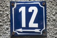 Piatto numero smaltato stagionato 12 immagini stock Piatto numero smaltato stagionato 12 immagini stock