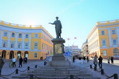 Piazza con la statua bronzea del duca generale del governatore storico di Richelieu con la toga fotografie stock libere da diritti Piazza con la statua bronzea del duca generale del governatore storico di Richelieu con la toga fotografie stock libere da diritti