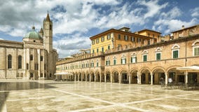 Piazza Del Popolo in Ascoli Piceno Italien lizenzfreie stockfotografie Piazza Del Popolo in Ascoli Piceno Italien lizenzfreie stockfotografie