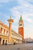Piazza San Marco con la biblioteca nazionale di St Mark, la colonna di San Teodoro, il campanile e la torre di orologio, Venezia fotografie stock Piazza San Marco con la biblioteca nazionale di St Mark, la colonna di San Teodoro, il campanile e la torre di orologio, Venezia fotografie stock