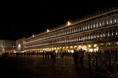 Piazza San Marco in de avond royalty-vrije stock foto Piazza San Marco in de avond royalty-vrije stock foto