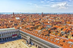Piazza San Marco i Wenecja dachy, panoramiczny widok obraz royalty free Piazza San Marco i Wenecja dachy, panoramiczny widok obraz royalty free