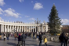 Piazza San Pietro i Rome, med dess obelisk och en julgran royaltyfri bild Piazza San Pietro i Rome, med dess obelisk och en julgran royaltyfri bild