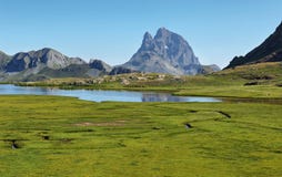 Pic du Midi d Ossau reflecting in Anayet lake, Spanish Pyrenees, Aragon, Spain royalty free stock photos Pic du Midi d Ossau reflecting in Anayet lake, Spanish Pyrenees, Aragon, Spain royalty free stock photos