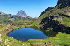 Pic du Midi d Ossau от плато Anayet в испанском языке Пиренеи, Испании стоковое изображение rf Pic du Midi d Ossau от плато Anayet в испанском языке Пиренеи, Испании стоковое изображение rf