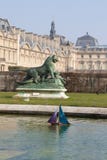Barco do jardim Paris do Loujvre Foto de Stock Barco do jardim Paris do Loujvre Foto de Stock
