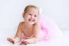 Piccola ballerina in tutu rosa fotografia stock Piccola ballerina in tutu rosa fotografia stock