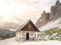 Piccola cappella della montagna, degli Alpini di Cappella, a Tre Cime di Lavaredo, dolomia, Italia immagine stock libera da diritti Piccola cappella della montagna, degli Alpini di Cappella, a Tre Cime di Lavaredo, dolomia, Italia immagine stock libera da diritti