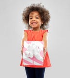 Piccola ragazza afroamericana felice con il contenitore di regalo immagine stock libera da diritti Piccola ragazza afroamericana felice con il contenitore di regalo immagine stock libera da diritti