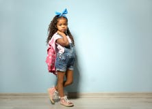 Piccola ragazza afroamericana sveglia in denim immagini stock libere da diritti Piccola ragazza afroamericana sveglia in denim immagini stock libere da diritti