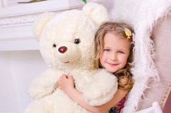 Piccola ragazza sveglia con il grande orsacchiotto bianco immagine stock Piccola ragazza sveglia con il grande orsacchiotto bianco immagine stock