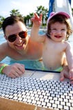 Piccola ragazza sveglia ed il suo papà divertendosi nello stagno Divida lo spirito dell'estate immagini stock Piccola ragazza sveglia ed il suo papà divertendosi nello stagno Divida lo spirito dell'estate immagini stock