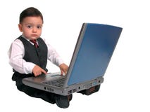 Piccola serie dell'uomo: Sguardo in su dal computer portatile fotografie stock Piccola serie dell'uomo: Sguardo in su dal computer portatile fotografie stock