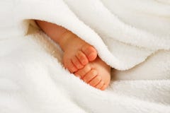 Piccoli piedini del bambino fotografia stock Piccoli piedini del bambino fotografia stock