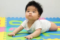Piccolo bambino che striscia sul pavimento immagine stock libera da diritti Piccolo bambino che striscia sul pavimento immagine stock libera da diritti