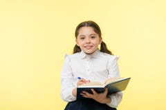 piccolo bambino della ragazza Insegnamento privato bambina felice in uniforme scolastico Ragazza astuta della scuola Il giorno de immagine stock libera da diritti piccolo bambino della ragazza Insegnamento privato bambina felice in uniforme scolastico Ragazza astuta della scuola Il giorno de immagine stock libera da diritti