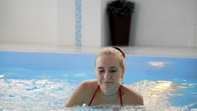 Piccolo bambino sveglio e sua la madre che hanno lezione di nuoto nello stagno La madre sta tenendo suo figlio in sue mani e archivi video Piccolo bambino sveglio e sua la madre che hanno lezione di nuoto nello stagno La madre sta tenendo suo figlio in sue mani e archivi video