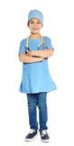 Piccolo bambino sveglio in uniforme di medico con lo stetoscopio fotografia stock libera da diritti Piccolo bambino sveglio in uniforme di medico con lo stetoscopio fotografia stock libera da diritti
