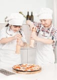 Piccolo cuoco unico nella cucina che prepara alimento fotografie stock libere da diritti Piccolo cuoco unico nella cucina che prepara alimento fotografie stock libere da diritti