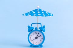 Piccolo parasole di Polka del cocktail della carta e della sveglia su fondo blu Concetto di estate Fotografia Stock Libera da Diritti Piccolo parasole di Polka del cocktail della carta e della sveglia su fondo blu Concetto di estate Fotografia Stock Libera da Diritti