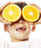 Piccolo ragazzo sveglio con il doppio arancio della frutta sul sorridere bianco senza bambino adorabile dei denti anteriori alleg fotografie stock Piccolo ragazzo sveglio con il doppio arancio della frutta sul sorridere bianco senza bambino adorabile dei denti anteriori alleg fotografie stock